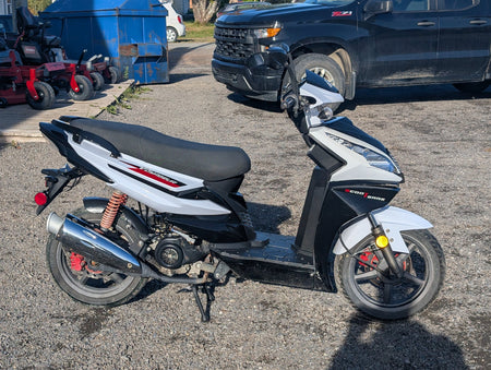 Right side view of the white Voyageur Urbain scooter