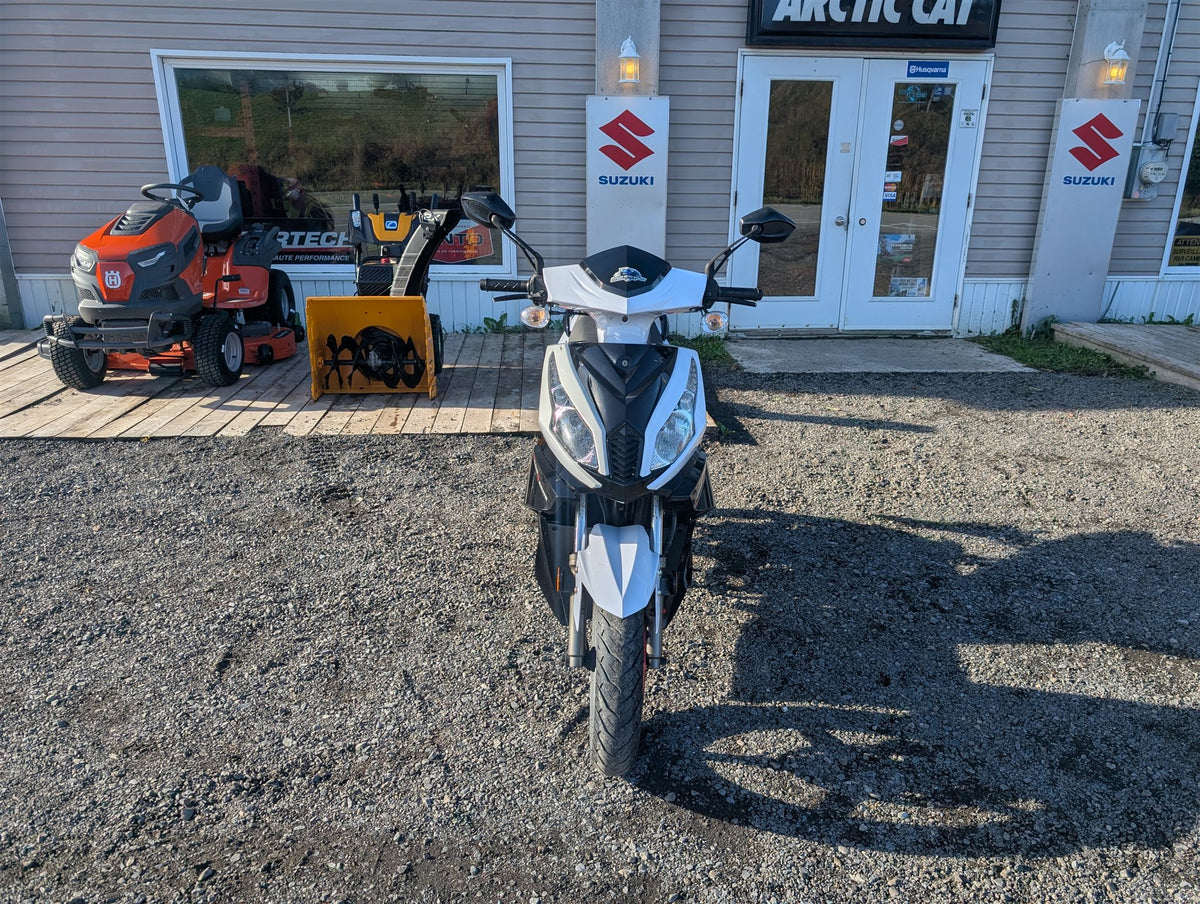 Front view of the scooter in front of Garage Harry Stanley