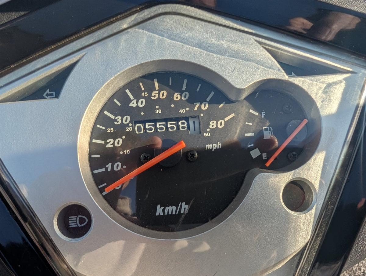 Odometer showing 5,558 km