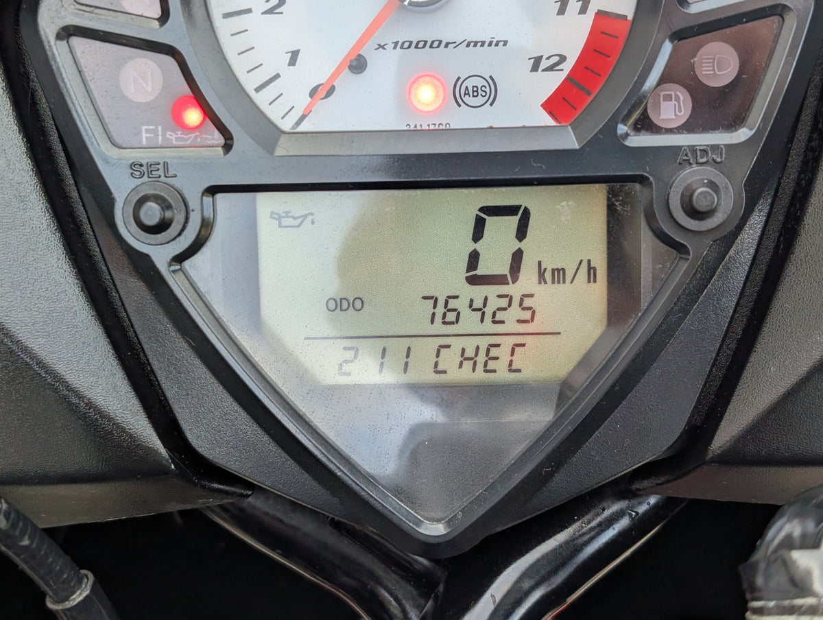 Instrument cluster of the 2007 Suzuki SV650S showing 76,425 km on the odometer