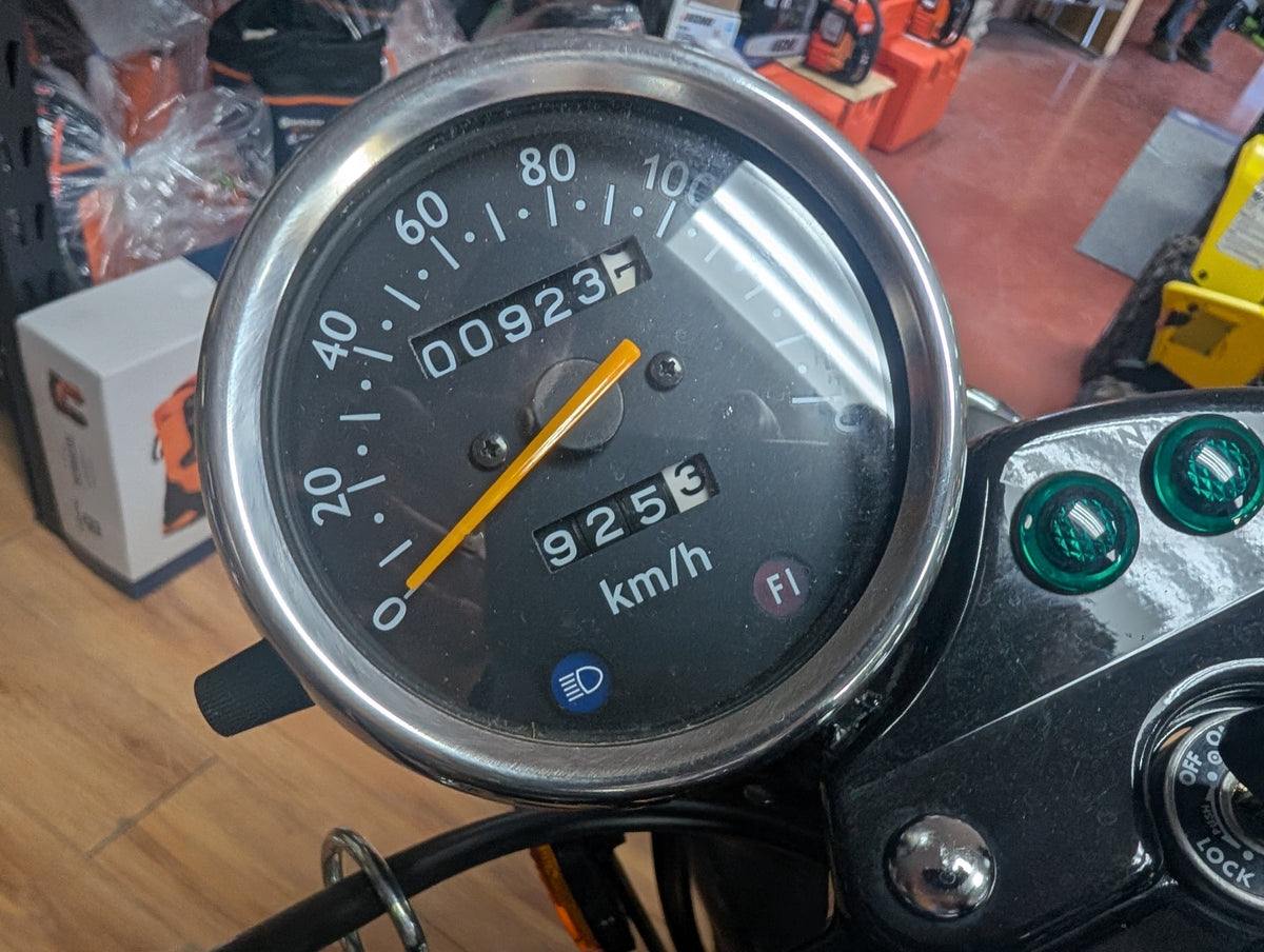 Odometer of the 2018 Suzuki VanVan 200 showing about 925 km
